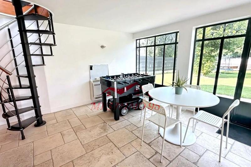 Maison - 180 m² - 8 pièces