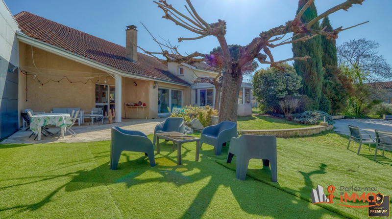 Maison - 270 m² - 11 pièces