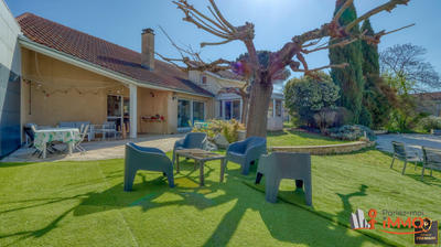 Maison - 270 m² - 11 pièces