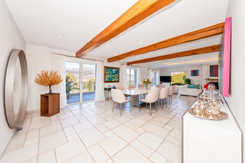 Villa - 300 m² - 6 pièces