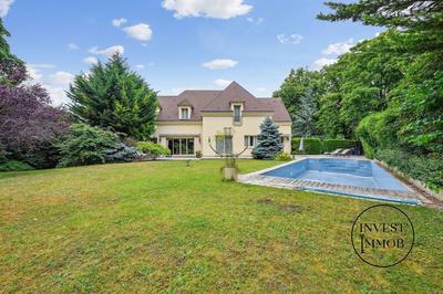 Maison traditionnelle - 365 m² - 12 pièces