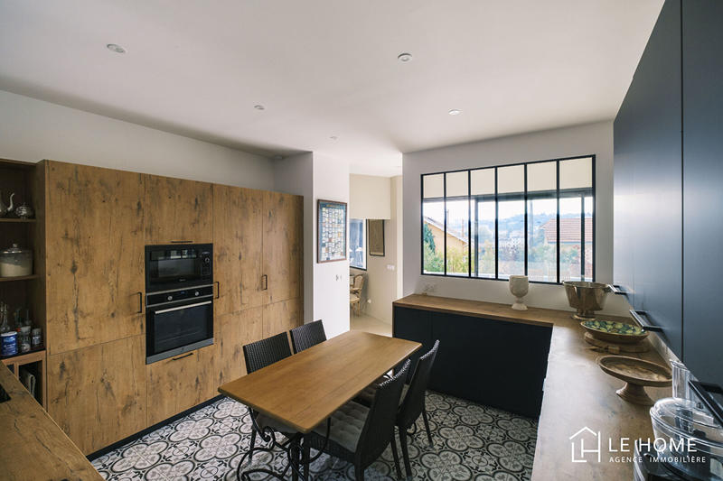 Maison - 240 m² - 6 pièces