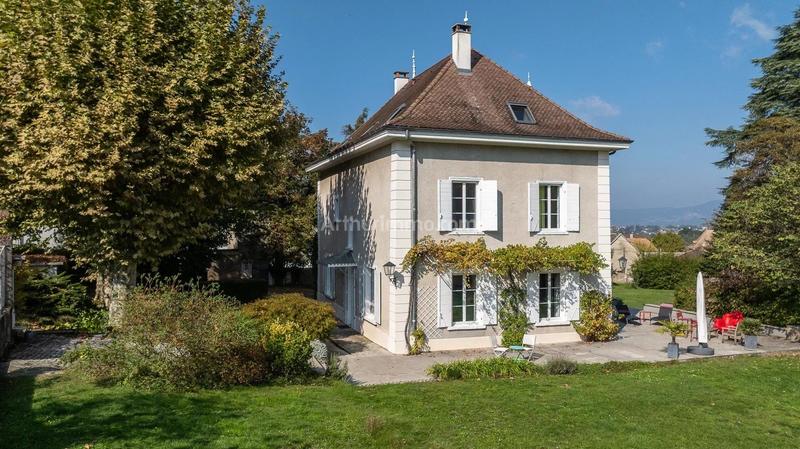 Maison - 241 m² - 10 pièces