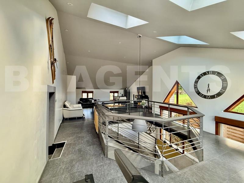 Maison - 225 m² - 8 pièces