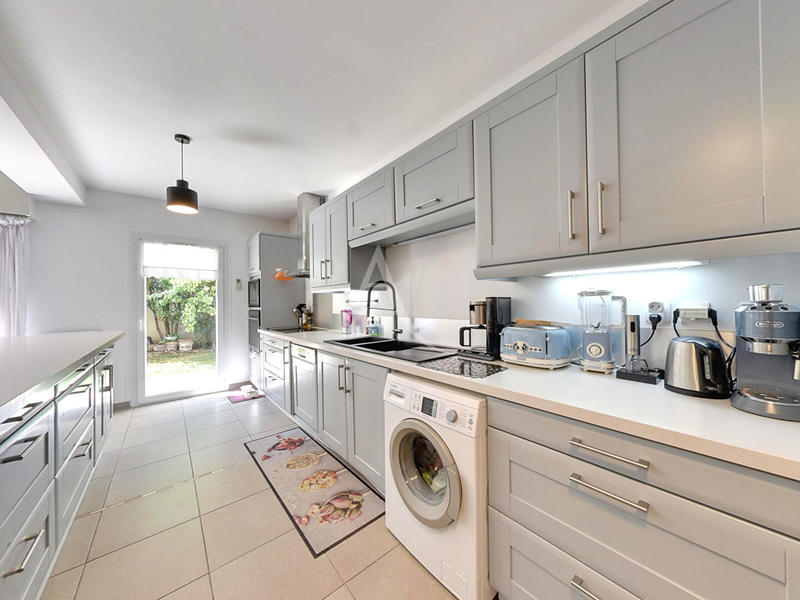 Maison - 183 m² - 8 pièces