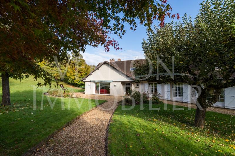 Maison traditionnelle - 270 m² - 8 pièces