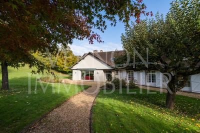 Maison traditionnelle - 270 m² - 8 pièces