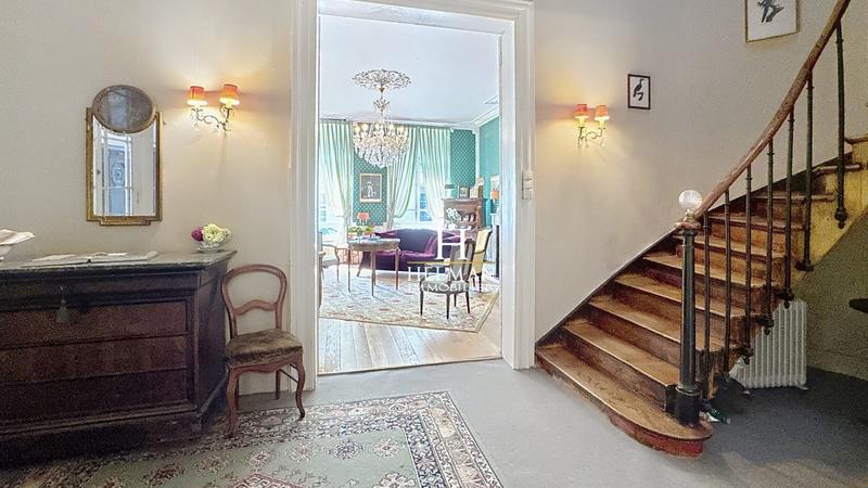 Maison - 240 m² - 8 pièces