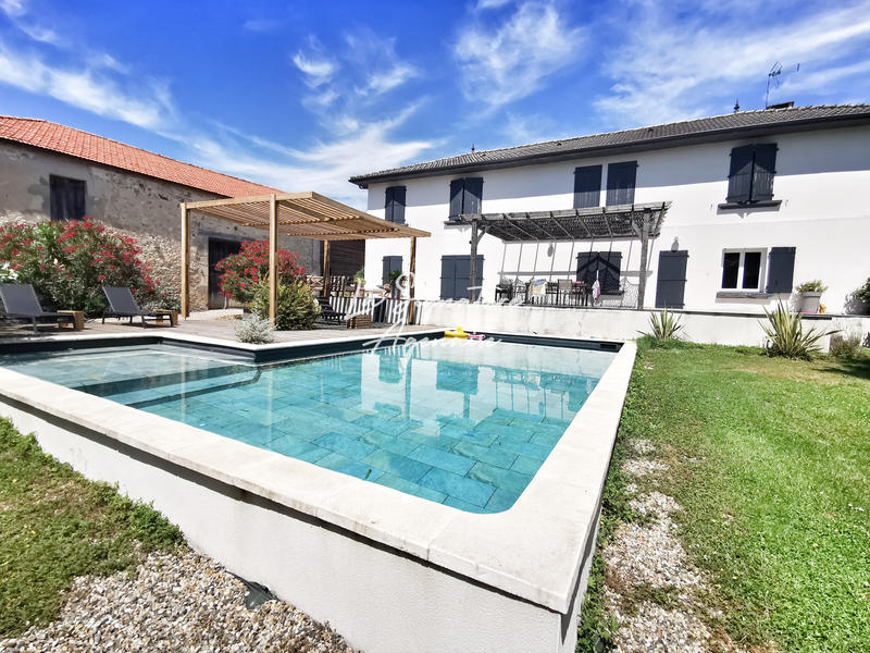 Propriété - 480 m² - 6 pièces