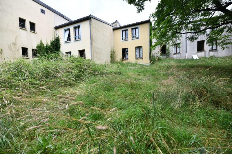 Maison - 1 500 m² - 40 pièces