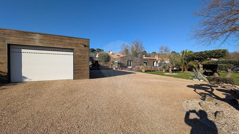 Maison - 290 m² - 9 pièces