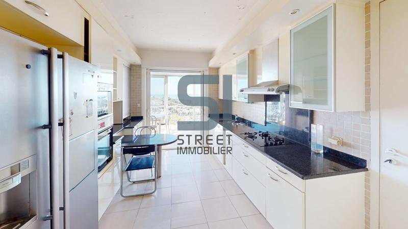 Maison - 408 m² - 8 pièces