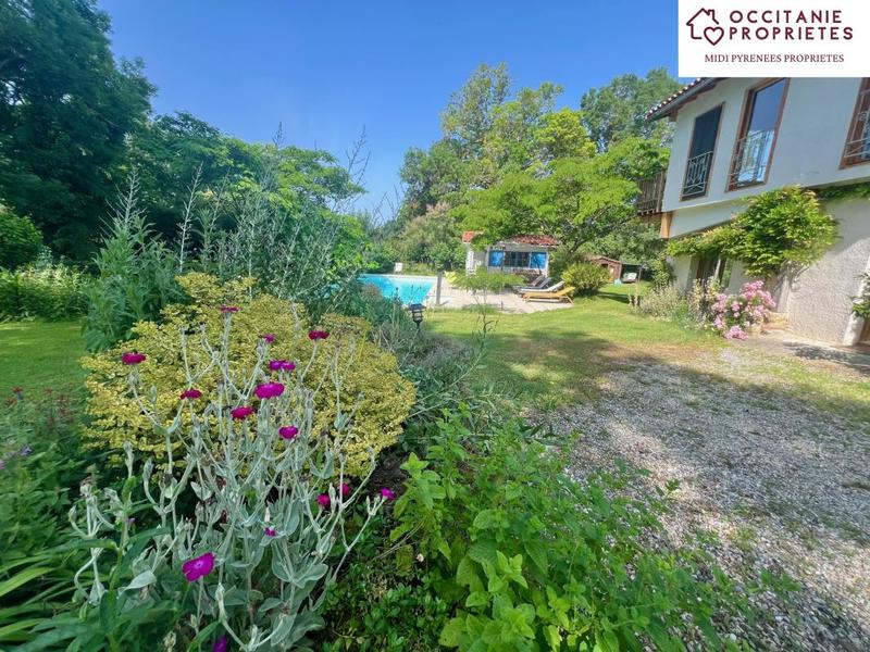 Propriété - 403 m² - 17 pièces