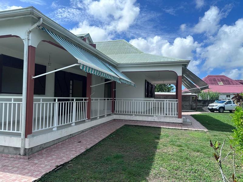 Maison - 236 m² - 7 pièces