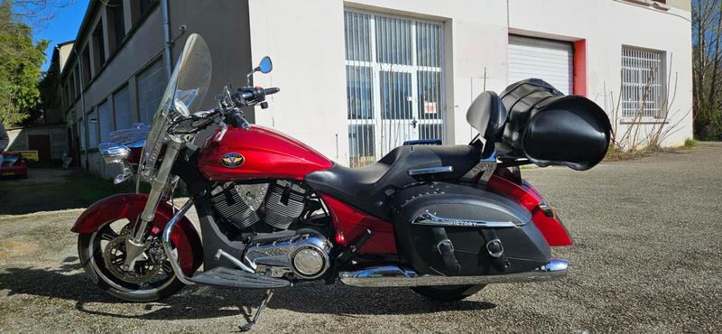 Victory Motorcycles Cross road 1737 victory Rouge