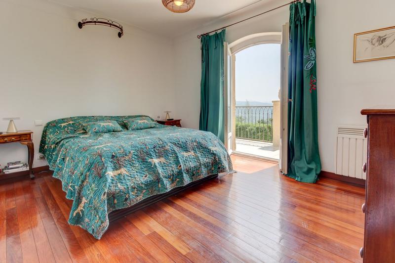 Maison - 230 m² - 7 pièces