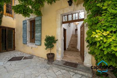 Maison - 210 m² - 7 pièces