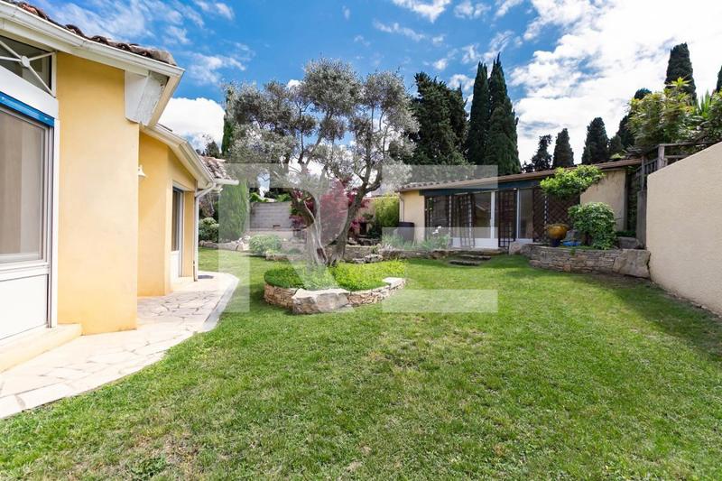 Propriété - 318 m² - 6 pièces