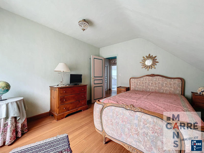 Maison traditionnelle - 275 m² - 7 pièces