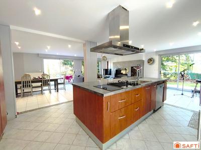 Maison - 233 m² - 11 pièces