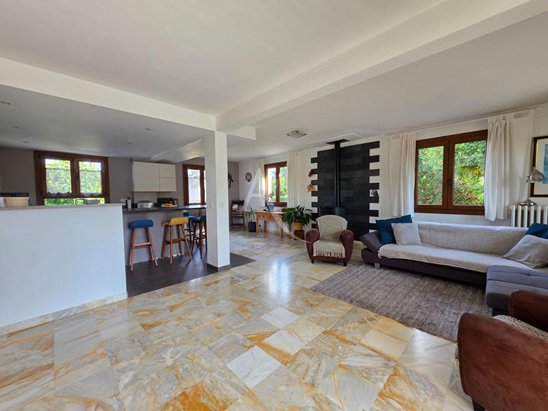 Maison - 225 m² - 8 pièces