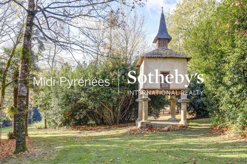 Maison - 458 m² - 12 pièces