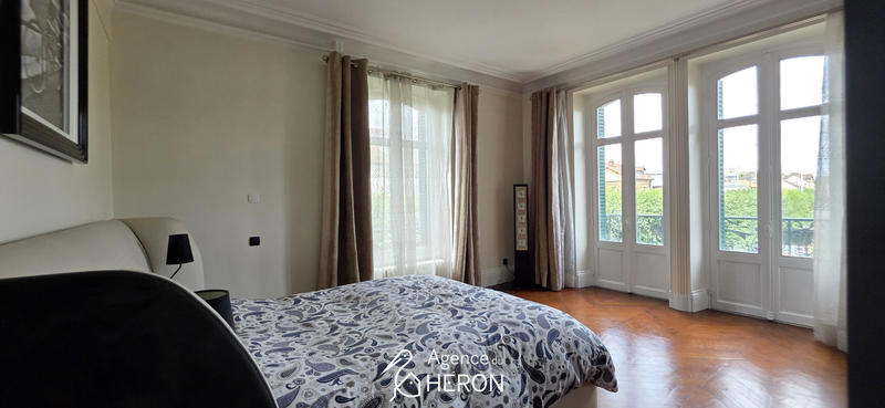 Maison - 240 m² - 9 pièces