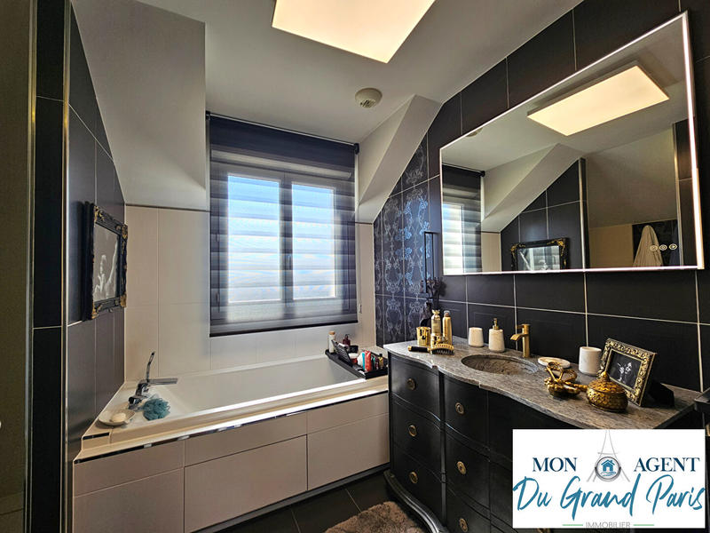 Maison - 220 m² - 8 pièces