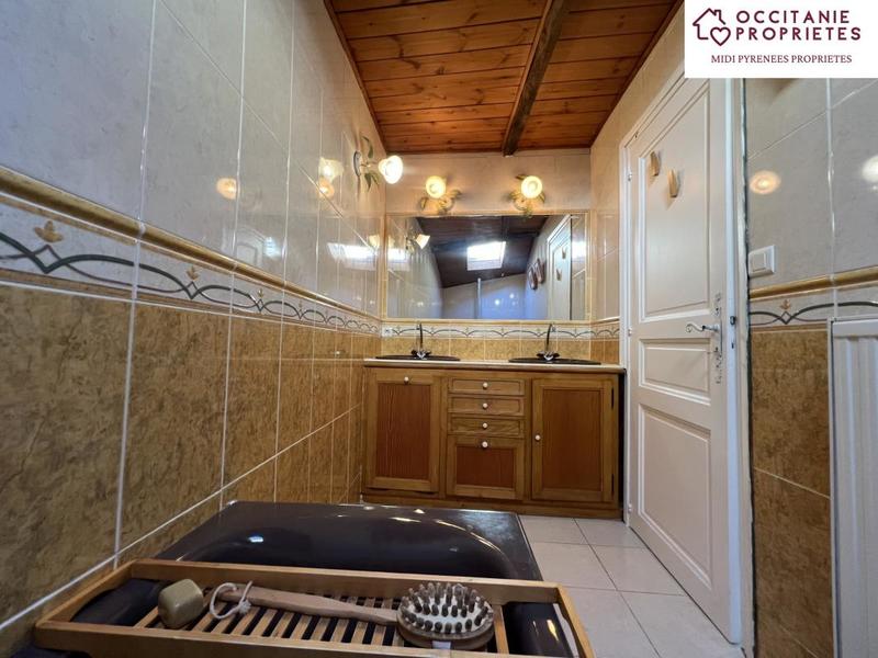 Propriété - 228 m² - 14 pièces