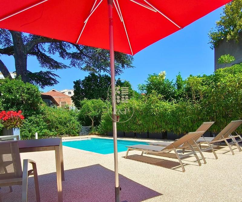 Maison - 408 m² - 8 pièces