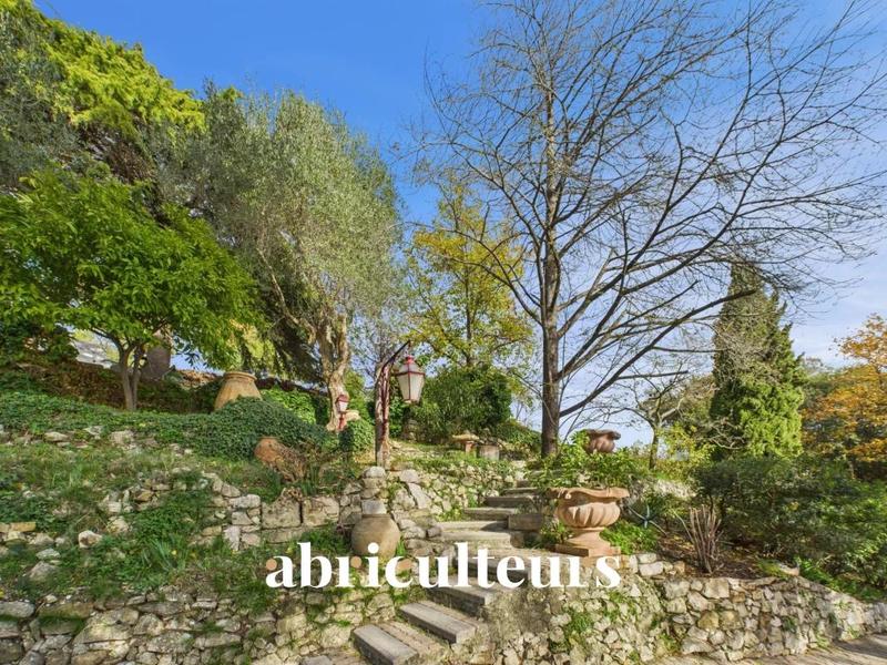 Propriété - 233 m² - 7 pièces