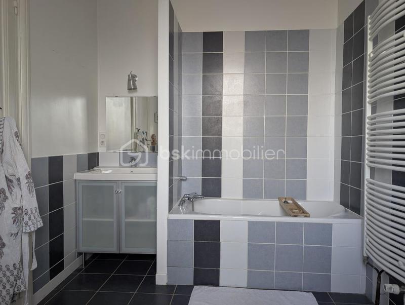 Demeure - 233 m² - 10 pièces