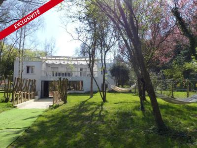 Demeure - 351 m² - 8 pièces