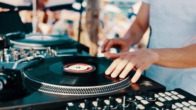 Soirée Dj et concours de pull de Noël