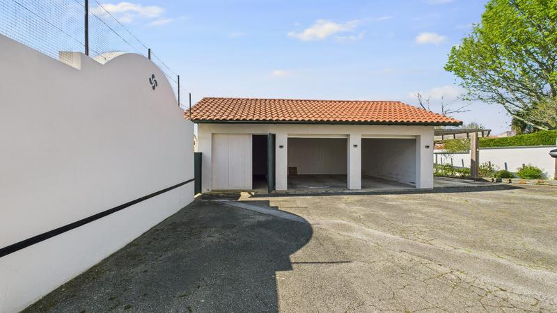 Maison - 270 m² - 13 pièces