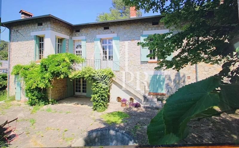 Maison - 230 m² - 7 pièces