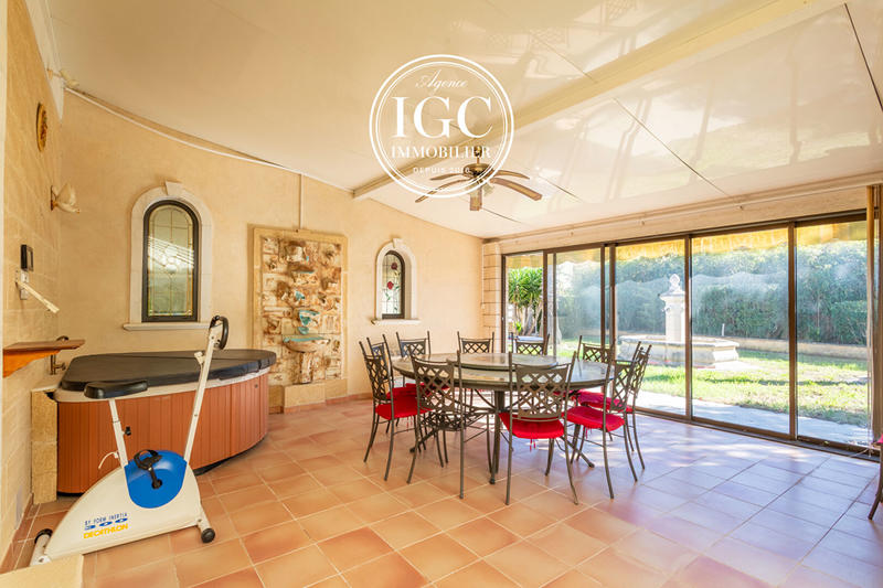 Maison - 240 m² - 6 pièces