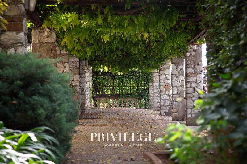 Propriété - 824 m² - 11 pièces