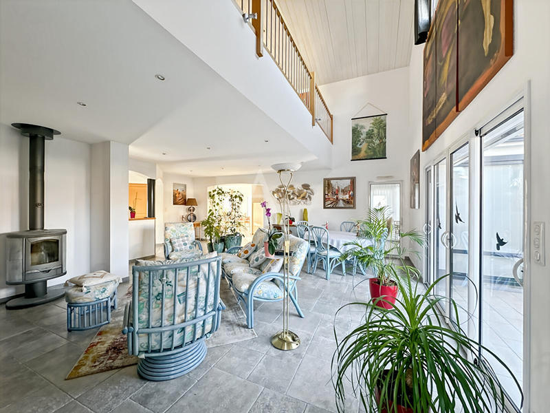 Maison - 217 m² - 6 pièces