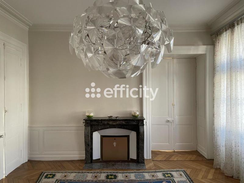 Maison - 392 m² - 10 pièces