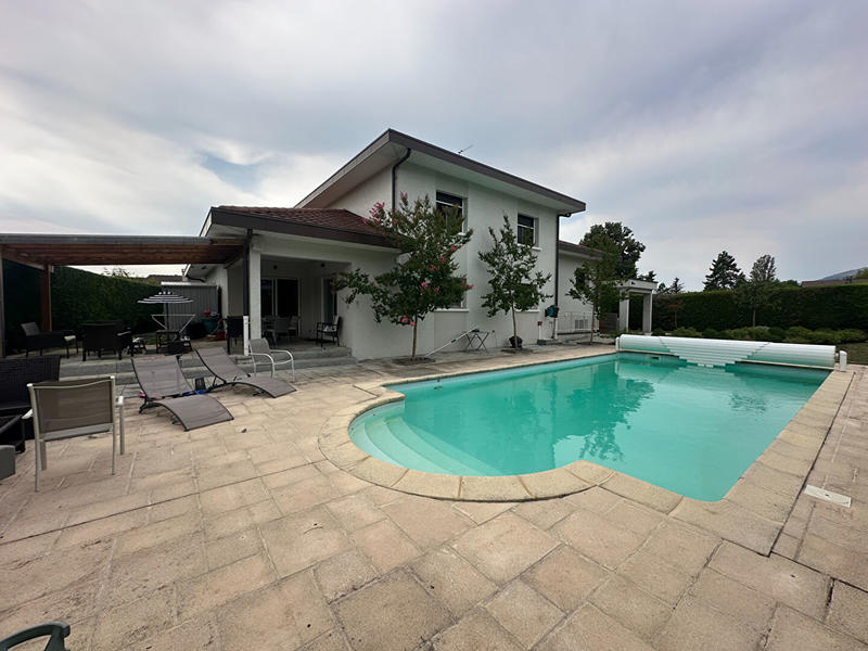 Maison - 242 m² - 8 pièces