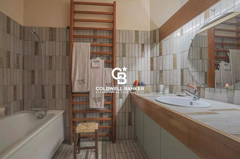 Maison - 250 m² - 7 pièces