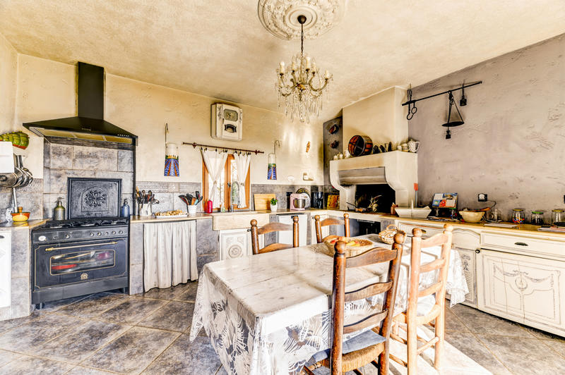 Propriété - 678 m² - 9 pièces