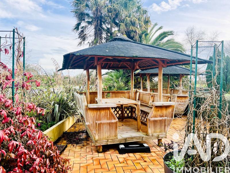 Maison - 325 m² - 13 pièces