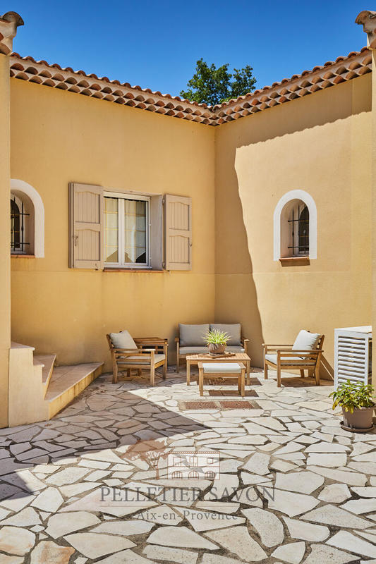 Maison - 220 m² - 7 pièces