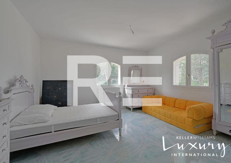 Propriété - 310 m² - 7 pièces