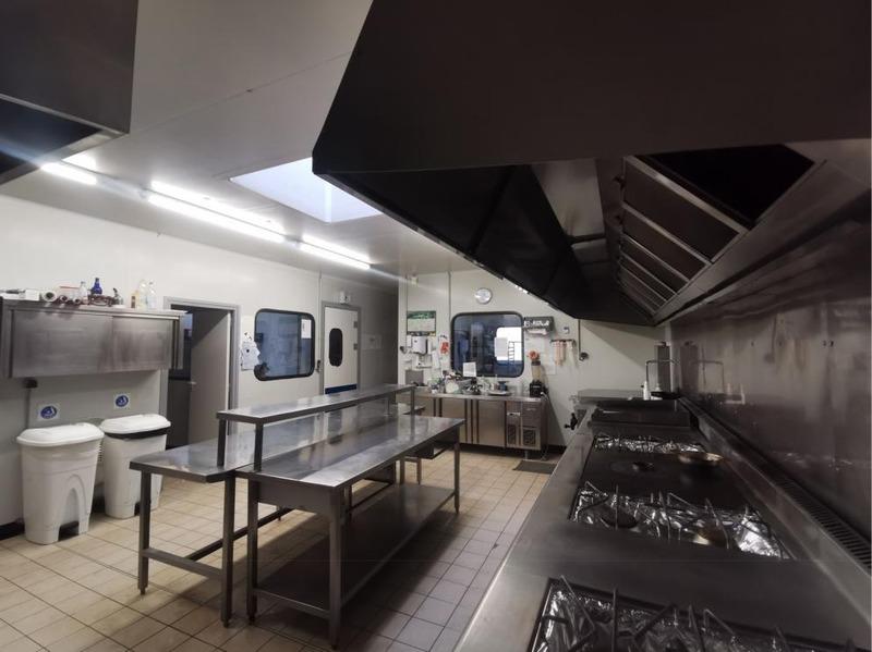 Local d'activité / Entrepôt - 1 051 m² - 12 pièces