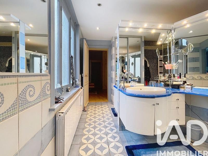 Maison - 239 m² - 9 pièces