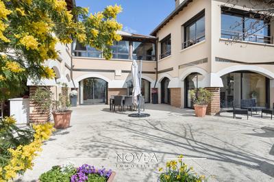 Maison - 242 m² - 10 pièces