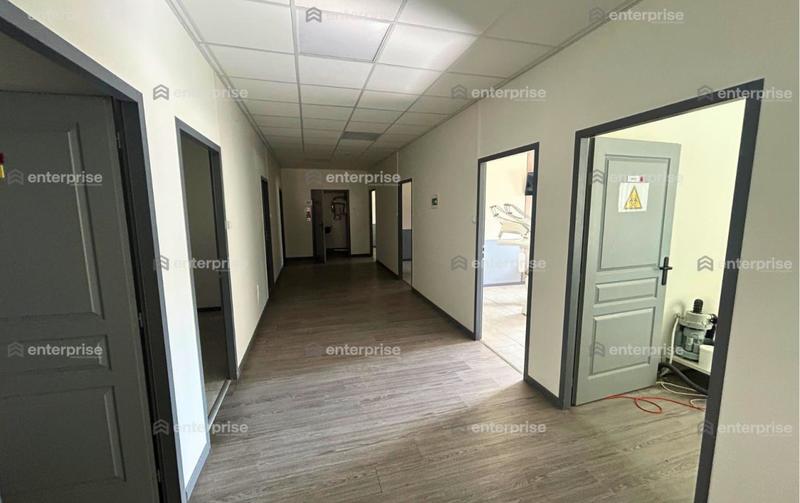 Local commercial - 744 m²